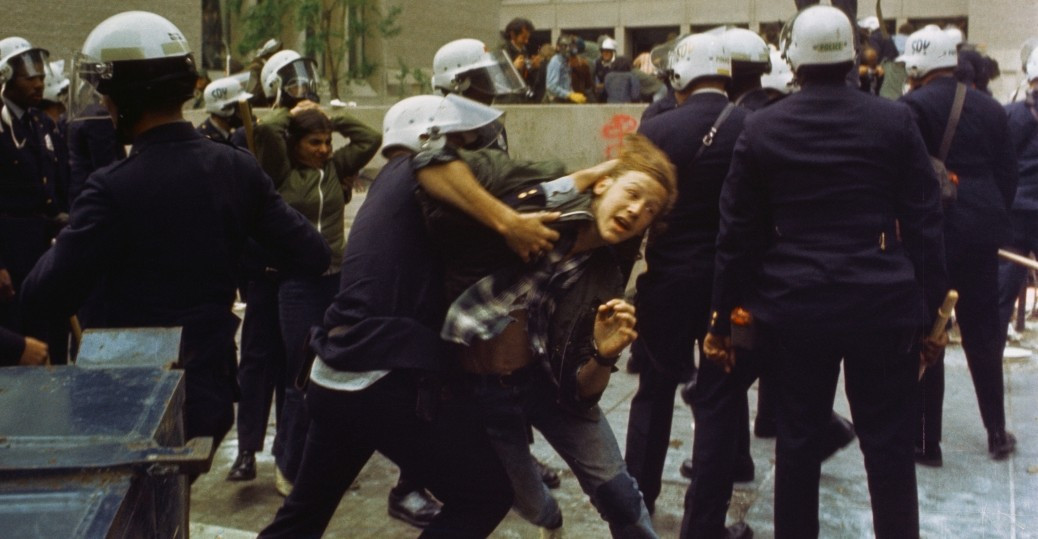 Người biểu tình tại Đại học George Washington bị lực lượng cảnh sát bắt giữ năm 1971.