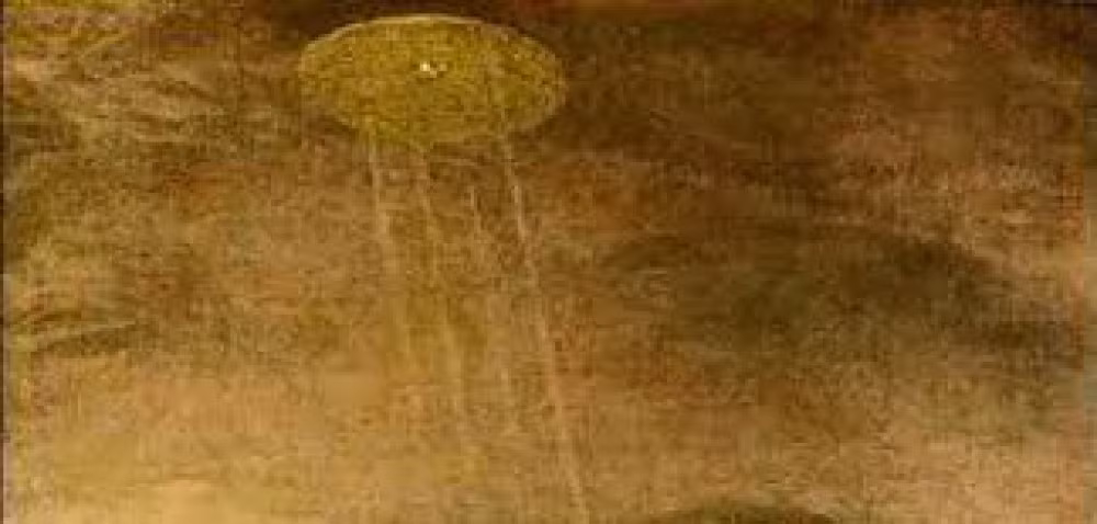 Từ đây, người ta suy đoán họa sĩ Aert De Gelder có thể vẽ UFO trong bức tranh của mình. Video: Vật thể lạ nghi UFO rơi xuống đường phố London (nguồn: VTC14)