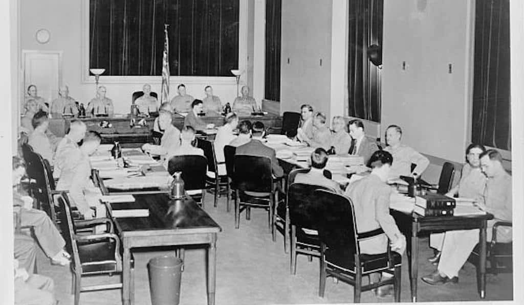 Cuối cùng, toàn bộ điệp viên làm việc cho Hitler bị đưa ra xét xử tại tòa án quân sự với các cáo buộc: vi phạm luật chiến tranh, cung cấp thông tin tình báo cho địch, làm gián điệp cho địch và âm mưu phá hoại.