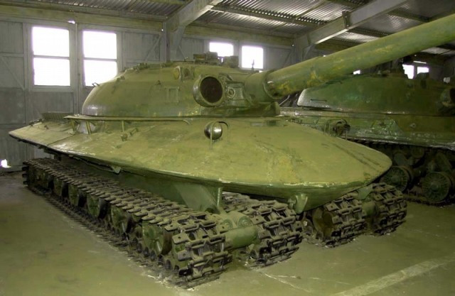 Object 279 có tầm hoạt động khoảng 300 km với tốc độ di chuyển tối đa là 55 km/h. Một kíp chiến đấu trên xe tăng này gồm 4 người (chỉ huy, lái xe, xạ thủ và pháo thủ nạp đạn).