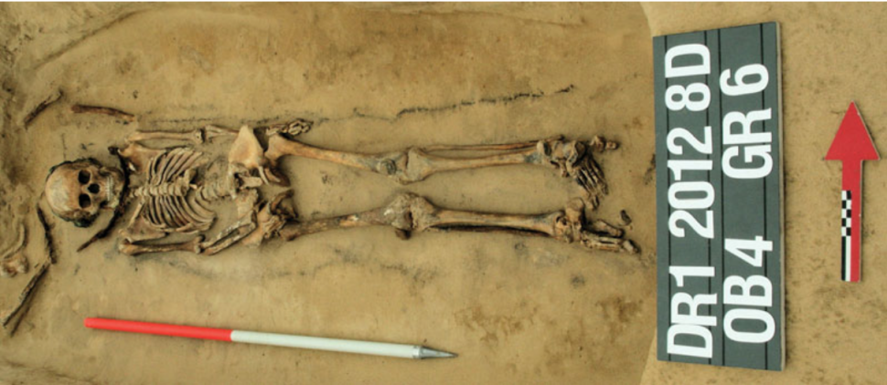 Một số bộ hài cốt khác có đặt một đồng xu hoặc một hòn đá ở trong miệng.