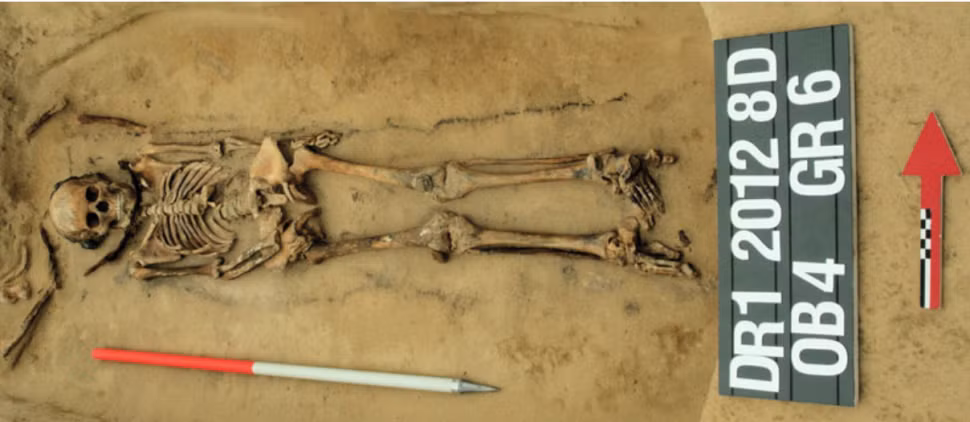 Một số bộ hài cốt khác có đặt một đồng xu hoặc một hòn đá ở trong miệng.