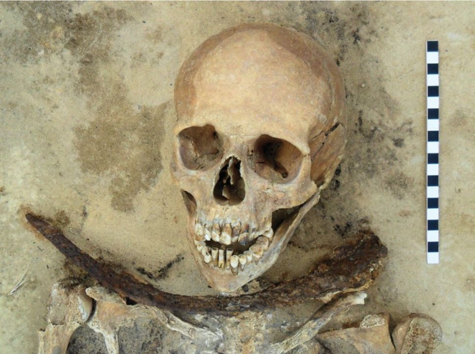 Thông qua việc chôn cất người chết cùng với lưỡi liềm, người xưa tin rằng làm như vậy sẽ ngăn cản được những thế lực tà ác hành hạ linh hồn người chết. Vì vậy, người ta còn gọi đây là phép trấn tà.