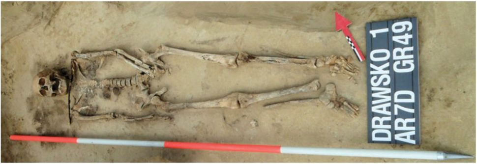 Các chuyên gia cho rằng cách chôn cất đặc biệt này được người xưa thực hiện để ngăn người chết "đội mồ sống lại" biến thành "ác quỷ" và quay lại gây họa cho người sống.