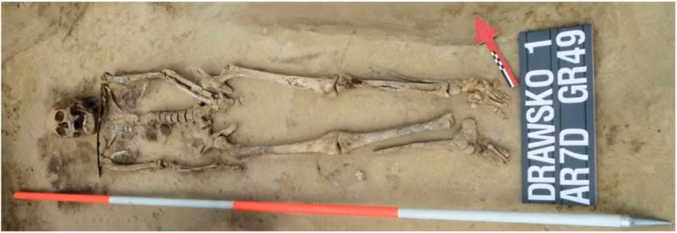 Các chuyên gia cho rằng cách chôn cất đặc biệt này được người xưa thực hiện để ngăn người chết "đội mồ sống lại" biến thành "ác quỷ" và quay lại gây họa cho người sống.