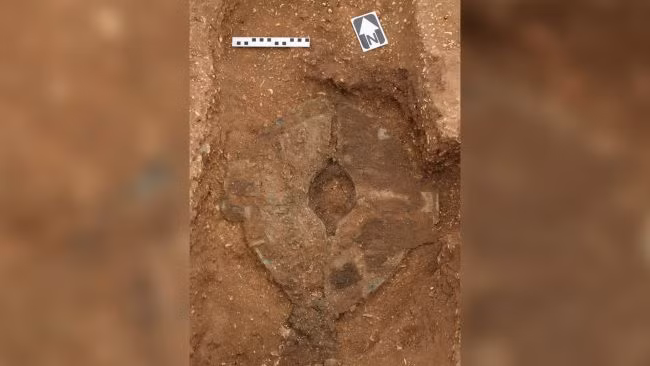 Bên cạnh hài cốt chiến binh, các nhà khảo cổ còn tìm thấy vũ khí, xe ngựa và 2 con ngựa.