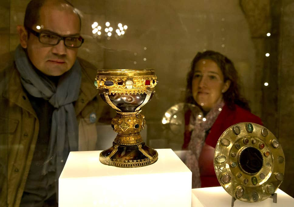 Theo đó, mỗi năm có rất nhiều du khách ghé thăm những nơi trên để tận mắt nhìn thấy Chén Thánh. Tuy nhiên, không ít người cho rằng những Chén Thánh đó là giả trong khi bảo vật thật được các hiệp sĩ dòng đền cất giấu ở địa điểm bí mật mà con người chưa tìm thấy. Video: Thêm hé lộ mới về hầm mộ của Chúa Jesus (nguồn: VTC14)