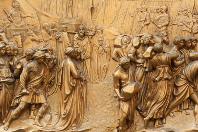 Vì vậy, có người tin rằng Chúa Jesus đã lấy lại chiếc hòm. Dù vậy, không ít người cho rằng, hòm đựng đựng pháp điển được cất giấu ở một nơi nào đó trên Trái đất nên tiếp tục cuộc tìm kiếm.