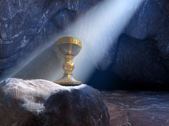 Chén Thánh (Holy Grail) được Chúa Jesus sử dụng làm cốc uống rượu trong Bữa Tiệc Ly nên được các tín đồ coi là báu vât vô giá. Nó được tin rằng mang sức mạnh cho người sở hữu như trường sinh bất lão hoặc sở hữu sức mạnh bá vương.