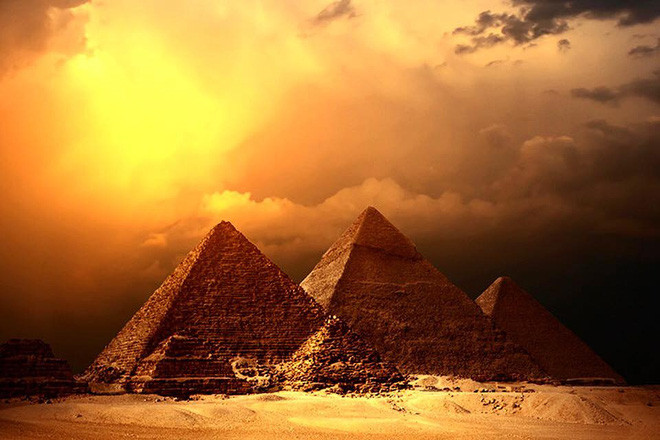 Quần thể kim tự tháp ở Giza, Ai Cập trở thành địa điểm du lịch hút khách du lịch trong và ngoài nước. Những kiến trúc này có lịch sử hàng nghìn năm.