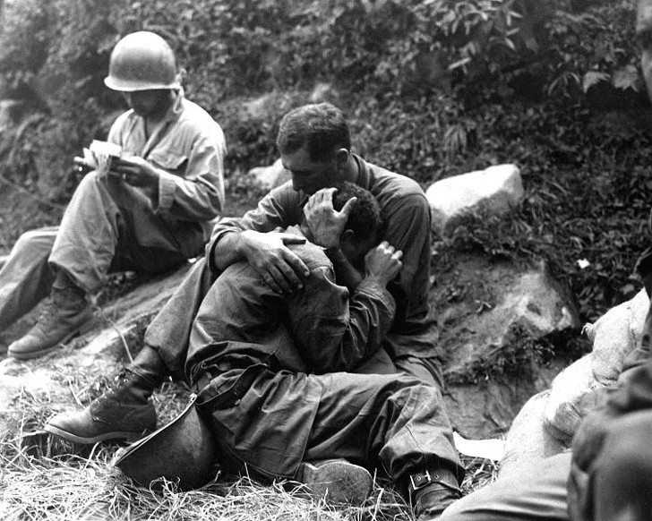 Những giọt nước mắt của người lính trong Chiến tranh Triều Tiên năm 1950. Chiến tranh đã cướp đi sinh mạng của hàng triệu người. Việc chứng kiến đồng đội thương vong ngay trước mắt khiến nhiều người lính bị ám ảnh.