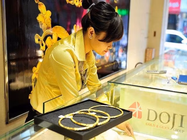 Gia vang hom nay 7/12, cuoi tuan tang nhe