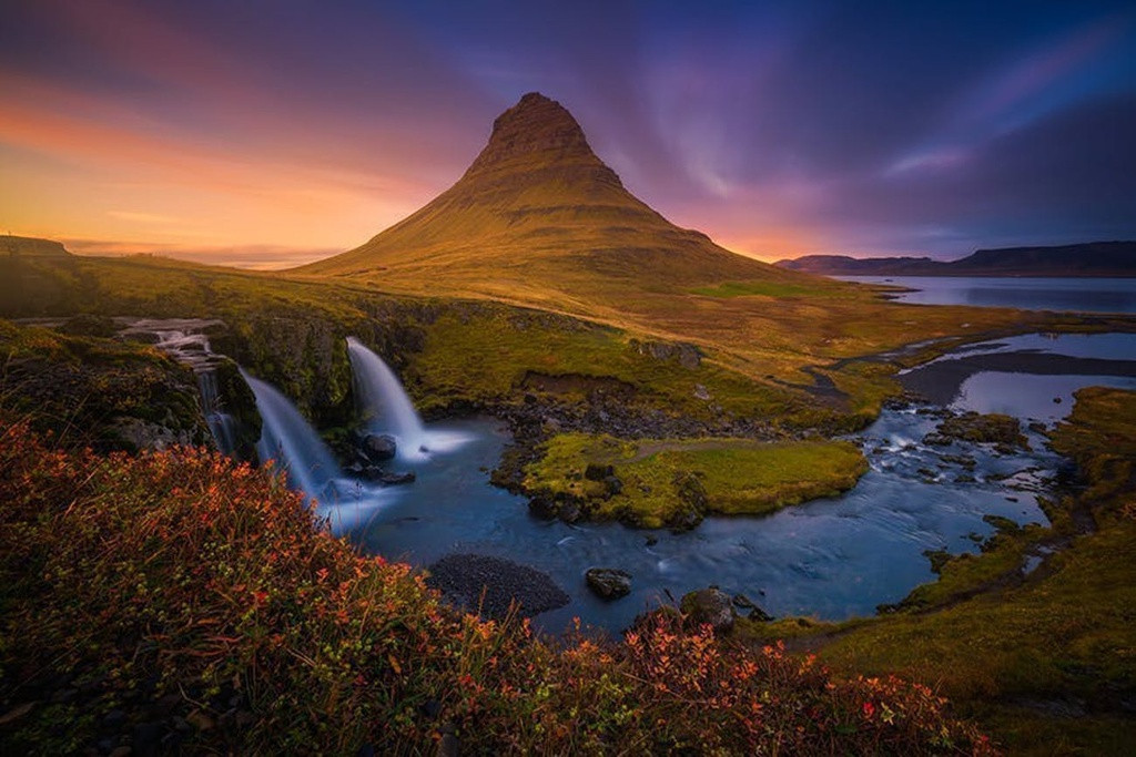 Núi Kirkjufell (Iceland): Nằm ở thị trấn Grundarfjordur thuộc bán đảo Snaefellsnes của Iceland, Kirkjufell là ngọn núi ấn tượng, có độ cao 463 m. Đây là ngọn núi được chụp ảnh nhiều nhất ở Iceland. Thác nước tuyệt đẹp Kirkjufellsfoss ở gần đỉnh núi làm tăng thêm vẻ đẹp tự nhiên của nơi đây. Giữa tháng 9 đến tháng 1 năm sau, bầu trời trên núi Kirkjufell thường xảy ra hiện tượng cực quang huyền diệu.