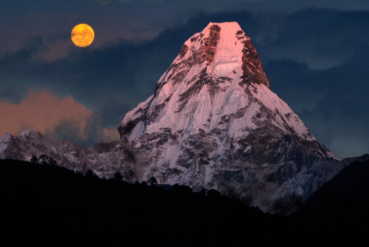 Ama Dablam (Nepal): Được xem như "Matterhorn của dãy Himalaya", Ama Dablam là ngọn núi đẹp và nổi tiếng nằm ở vùng Khumbu thuộc miền Đông Nepal. Ngọn núi phủ đầy băng tuyết này có độ cao 6.812 m. Dãy núi phía tây nam Ama Dablam là nơi leo núi nổi tiếng dành cho những nhà thám hiểm chuyên nghiệp.