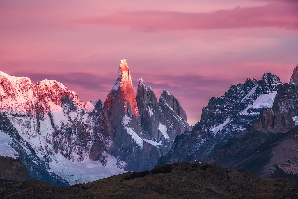 Cerro Torre (biên giới Chile - Argentina): Ngọn núi huyền diệu Cerro Torre nằm ở biên giới Chile - Argentina, thuộc Công viên Quốc gia Los Glaciares. Trên thực tế, Cerro Torre là một phần của dãy 4 ngọn núi. 3 ngọn núi khác có tên Punta Herron, Torre Egger và Cerro Stand Hard. Cerro Torre cao 3.128 m là đỉnh núi cao nhất trong dãy này. Điểm đáng chú ý nhất của Cerro Torre là hình nhọn dài. Việc leo núi Cerro Torre không dễ dàng, ngay cả với những người leo núi có kinh nghiệm.