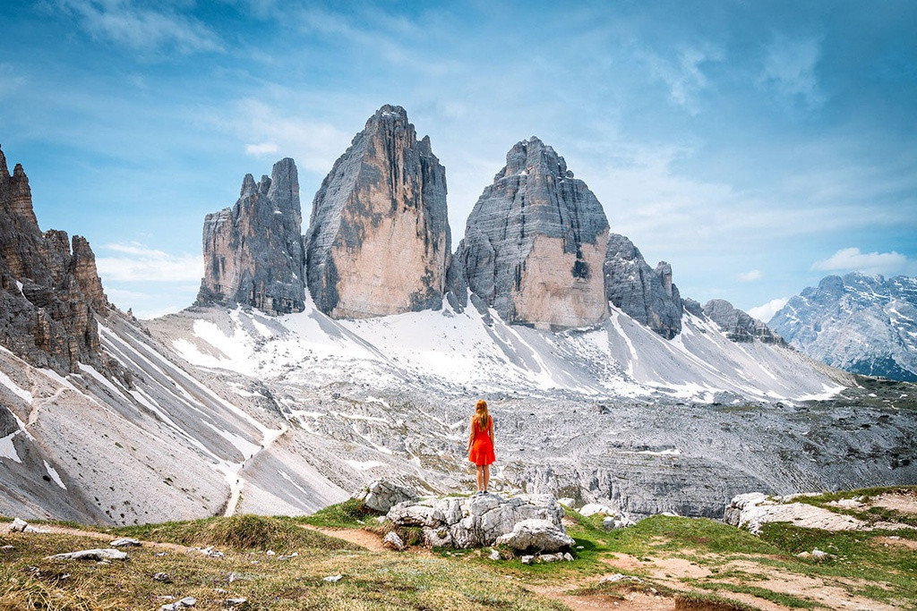 Tre Cime di Lavaredo (Đông Bắc Italy): Tre Cime di Lavaredo là nhóm gồm 3 đỉnh núi nằm trên dãy Dolomite nổi tiếng thế giới ở Đông Bắc Italy. 3 đỉnh núi được đặt tên là Cima Piccola, Cima Grande và Cima Ovest. Nhóm núi này nằm ở độ cao 2.999 m. Nhiều tuyến đường khó lẫn dễ đi dẫn du khách đến nhóm núi này. Tất cả đều góp phần đưa Tre Cime di Lavaredo trở thành thiên đường thực sự cho nhiều loại hình đi bộ.