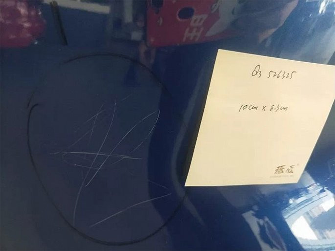 Con cao xuoc xe trong showroom, cha me bi bat phai den 700 trieu dong