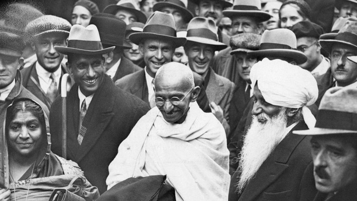 Cụ thể, vào ngày 30/1/1948, Mahatma Gandhi bị Nathuram Godse - một kẻ cuồng tín theo đạo Hindu ám sát khi đang trên đường tới buổi cầu nguyện thường nhật ở New Delhi.