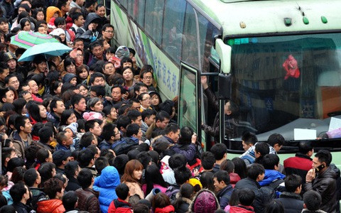 Theo ước tính, có khoảng 3,6 tỷ chuyến đi lại ở Trung Quốc trong dịp Tết năm 2015. Đợt đi lại này còn gọi là “xuân vận” và được xem là sự di cư với số người nhiều nhất thế giới.