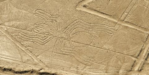 Những đường kẻ Nazca được khắc một cách bí ẩn trên một vùng đất sa mạc dài 58 km và rộng 1,6 km. Nhiều hình ảnh động thực vật như chim điêu, chim ruồi, khỉ, chó, nhện, thằn lằn... trở thành bí ẩn lớn.