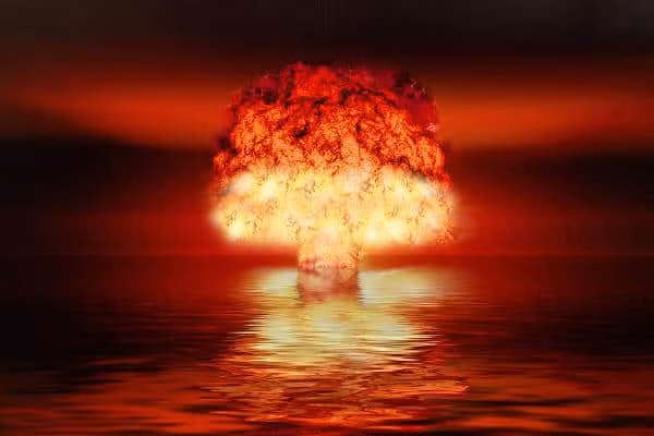 Theo số liệu tính đến tháng 1/2018, số vũ khí hạt nhân mà Nga sở hữu là 6.850 trong khi của Mỹ là 6.450. Con số này ở Pháp là 300, Trung Quốc là 280, Anh là 215, Pakistan khoảng 140–150, Ấn Độ là 130–140, Israel là 80 và Triều Tiên từ 10–20.