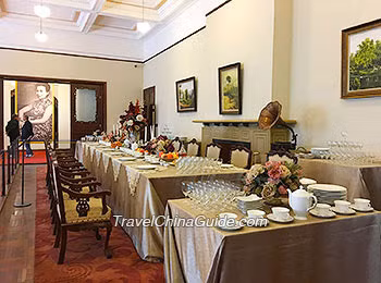 Hiện Cung điện Mỹ Linh của vợ chồng Tưởng Giới Thạch mở cửa đón khách tham quan. Một số cuộc triển lãm được tổ chức tại đây để giới thiệu với du khách về cuộc sống của vợ chồng Tống Mỹ Linh và lịch sử căn biệt thự này.