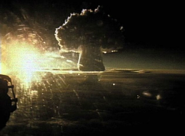 Theo đó, bom Sa hoàng được thả từ máy bay ném bom Tu-95 ở độ cao 10,5 km.