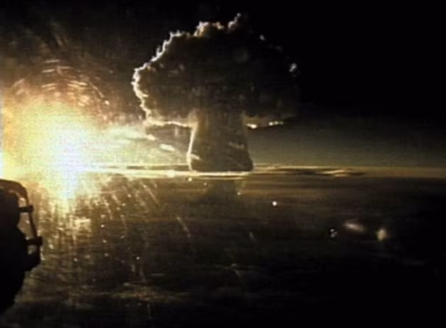 Theo đó, bom Sa hoàng được thả từ máy bay ném bom Tu-95 ở độ cao 10,5 km.