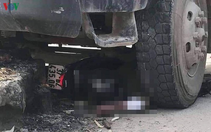 Xe tai can nat xe may lam chong chet tai cho, vo bi thuong nang