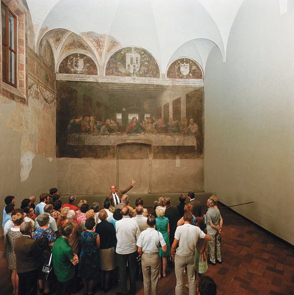 Khoảng năm 1495, ông được đặt vẽ cho trai phòng của gia đình Công tước Ludovico, Milan. Bữa tối cuối cùng là sự kết hợp giữa phối cảnh khoa học và sự phóng túng trên sâu khấu kịch trường, của tri thức và tưởng tượng. Ông khắc họa chuyển động trong một khoảnh khắc và những vận động trong tâm hồn của mỗi nhân vật, tạo nên một trong những kiệt tác sau này.