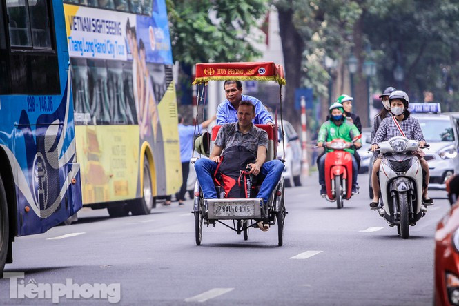 Sự việc này nhanh chóng thu hút sự quan tâm của dư luận. Nhiều luồng ý kiến ủng hộ hoặc phản đối việc cấm xe xích lô trở thành chủ đề được thảo luận nhiều.