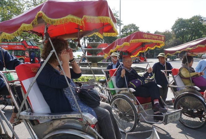 Theo Culture Trip, khi sử dụng xích lô làm phương tiện khám phá Hà Nội, du khách sẽ có dịp trò chuyện thật lâu với những người lái xích lô, nghe họ kể những câu chuyện thú vị về các địa điểm lịch sử hay những quán ăn ngon.