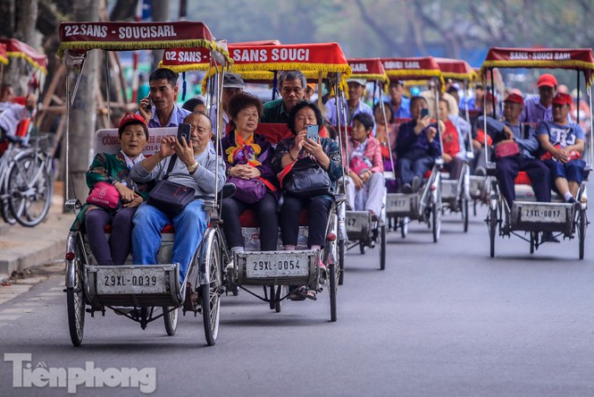 Nhiều du khách quốc tế cho biết cảm thấy may mắn khi lựa chọn di chuyển bằng xích lô và thuê được người lái xích lô biết tiếng Anh. Nhờ vậy, trong suốt chuyến khám phá Hà Nội, du khách hiểu thêm về thủ đô ngàn năm văn hiến của Việt Nam qua cuộc trò chuyện với người lái xích lô.