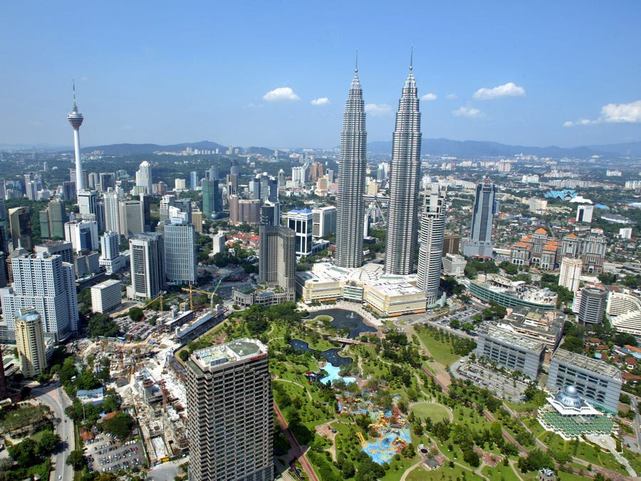 Vị trí thứ 2 thuộc về thủ đô Kuala Lumpur (Malaysia). Thành phố có ẩm thực đa dạng, văn hóa địa phương độc đáo và người nước ngoài dễ dàng giao tiếp chỉ bằng tiếng Anh, chi phí sinh hoạt rẻ và dễ dàng đi du lịch khắp châu Á từ Malaysia. Mặc dù vậy, theo InterNations, những người được khảo sát nói rằng triển vọng công việc cho người nước ngoài ở đây khá khó khăn. Chính phủ Malaysia đặt ra các hạn chế về việc làm đối với công dân nước ngoài để bảo vệ lực lượng lao động nội địa. Ảnh: Bazuki Muhammad.