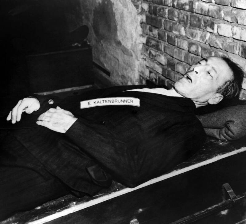 Dưới sự chỉ huy của Kaltenbrunner, cuộc diệt chủng người Do Thái diễn ra từ năm 1943 - 1945 ở nhiều nước châu Âu. Y ra lệnh cho cấp dưới lùng sục, tìm kiếm và giết hại các nhóm đối tượng trên.