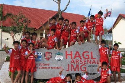 Nghe theo lời khuyên của HLV Wenger về việc cần phải xây bóng đá có nền móng, bầu Đức mở Học viện bóng đá HAGL - Arsenal - JMG vào năm 2007. Đây được xem là một cột mốc lịch sử làm thay đổi nền bóng đá Việt Nam góp phần mở ra những thành công lớn như hiện nay.