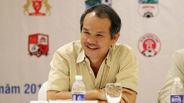 Để chiêu mộ thành công Kiatisak, bầu Đức “đấu” với hai CLB của Malaysia và Singapore và trả số tiền "khủng" để giành được chữ ký của “Zico Thái”.