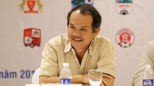 Để chiêu mộ thành công Kiatisak, bầu Đức “đấu” với hai CLB của Malaysia và Singapore và trả số tiền "khủng" để giành được chữ ký của “Zico Thái”.