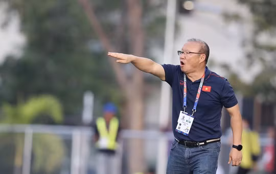 Bầu Đức tiếp tục tạo thêm dấu ấn trong lịch sử bóng đá Việt Nam khi mời HLV Park Hang Seo và tự trả tiền lương (mỗi tháng 700 triệu đồng).