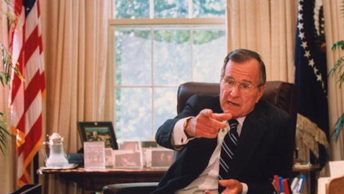 Đặc biệt, Tổng thống Bush còn nổi tiếng với việc có con trai George W. Bush cũng chiến thắng trong cuộc đua vào Nhà Trắng.
