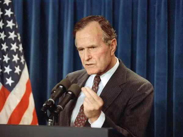 Năm 1971, ông Bush được bổ nhiệm làm đại sứ Mỹ tại Liên Hiệp Quốc. Hai năm sau, ông được bầu vào vị trí Chủ tịch Ủy ban quốc gia đảng Cộng hòa.