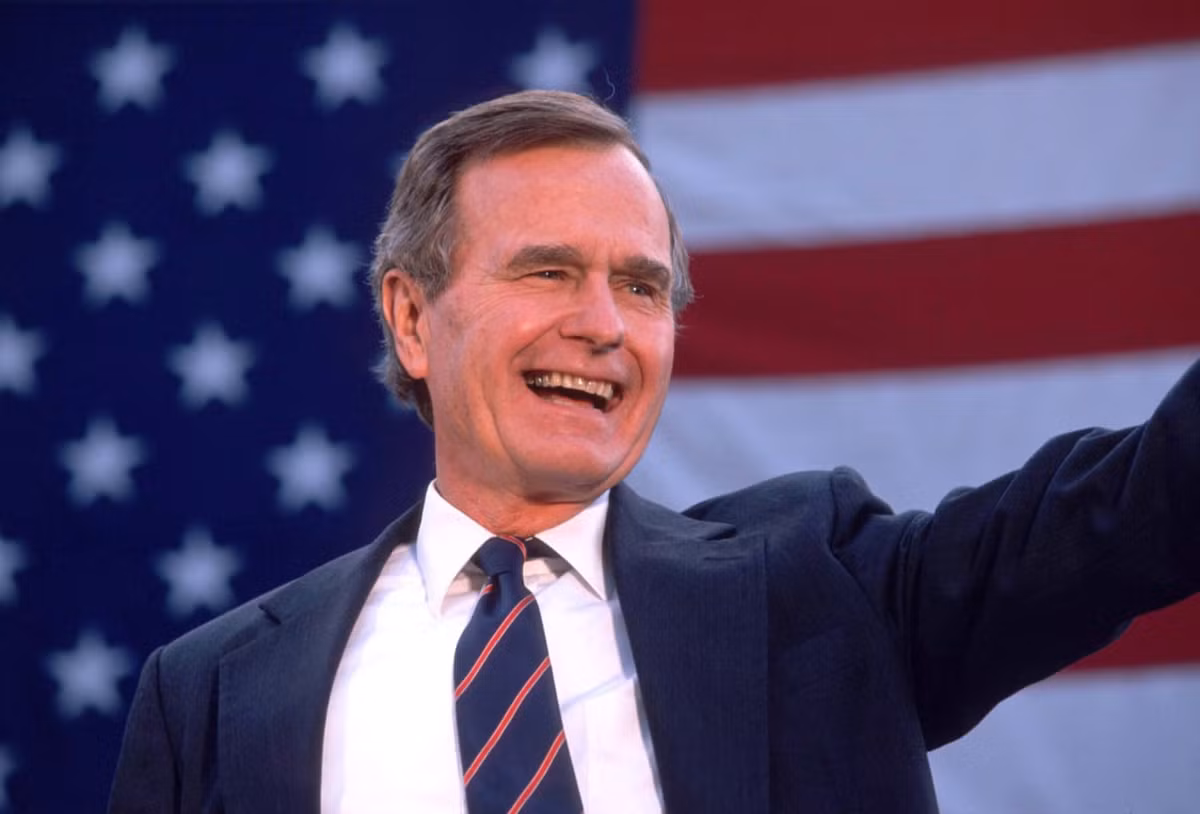 Khi Thế chiến 2 nổ ra, ông Bush là phi công lái máy bay chiến đấu cho hải quân Mỹ.