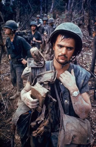 Gương mặt mệt mỏi của binh sĩ Mỹ sau những ngày hành quân dài và đầy nguy hiểm khi làm nhiệm vụ tại Việt Nam.