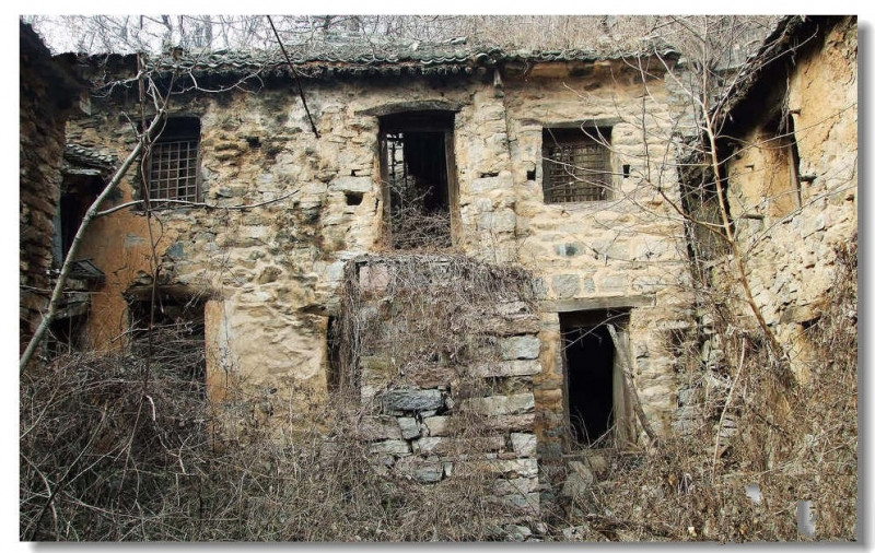 Câu chuyện bí ẩn, rùng rợn về làng Phong Môn (làng đóng cửa) thuộc tỉnh Hồ Nam được mệnh danh là " ngôi làng ma" đáng sợ nhất Trung Quốc được nhà làm phim chuyển thể thành tác phẩm điện ảnh với tựa đề “Closed Doors Village” (Ngôi làng tử khí).