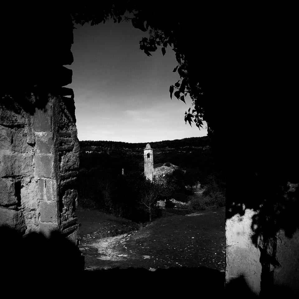 Dân gian còn truyền tai nhau việc người và ma cùng chung sống ở làng Phong Môn. Nam giới trong làng không được lấy vợ trong khi nữ giới trong làng không được sinh con. Kỳ bí hơn, cửa nhà quanh năm suốt tháng đóng kín.