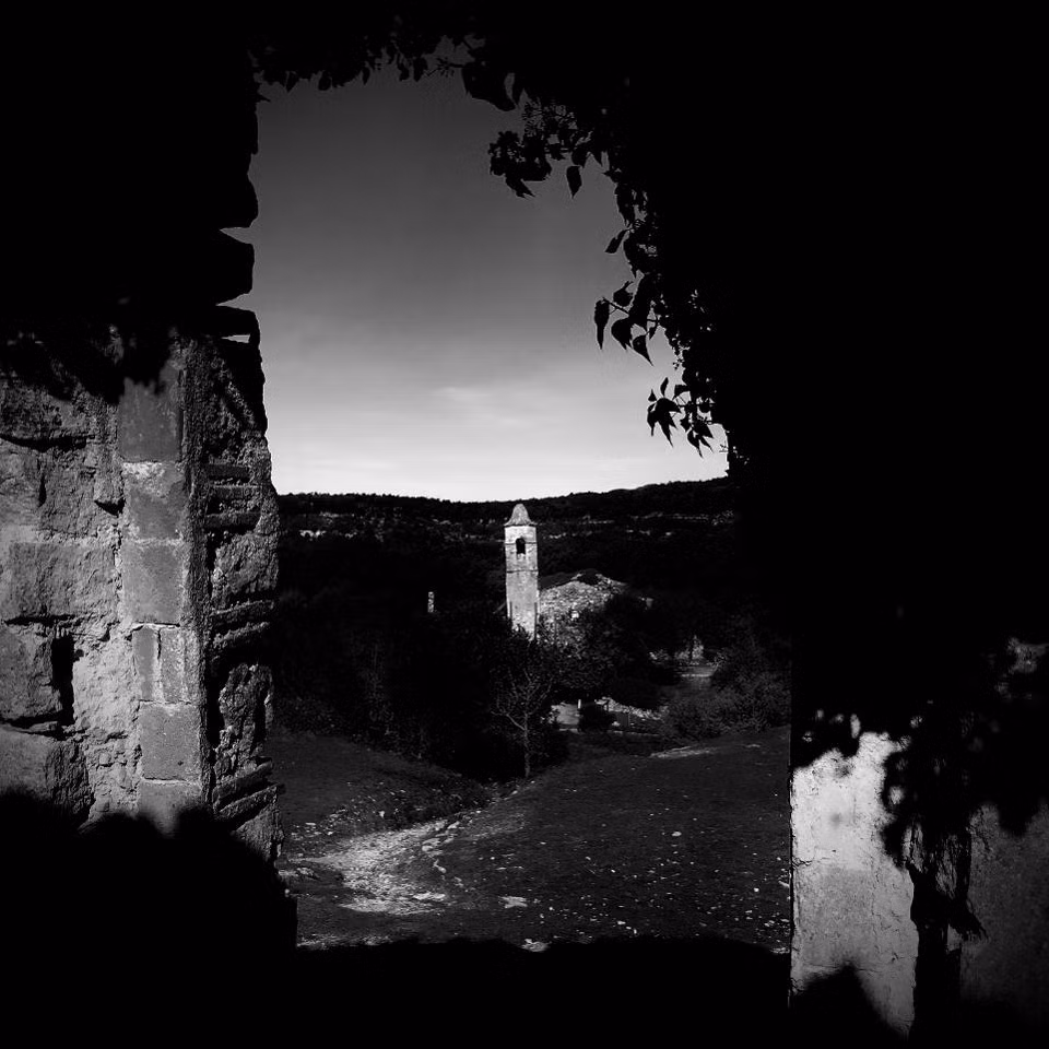 Dân gian còn truyền tai nhau việc người và ma cùng chung sống ở làng Phong Môn. Nam giới trong làng không được lấy vợ trong khi nữ giới trong làng không được sinh con. Kỳ bí hơn, cửa nhà quanh năm suốt tháng đóng kín.