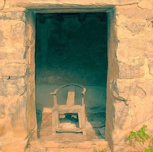 Cụ thể, làng Phong Môn nổi tiếng với chiếc ghế thái sư có từ thời nhà Thanh được đặt trong đại viện lớn. Tương truyền, bất kỳ ai ngồi lên chiếc ghế trên đều sẽ gặp phải những điều xui xẻo khó lý giải.