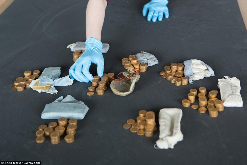 Cũng trong năm 2017, thợ sửa piano ở Anh có tên Martin Backhouse, 61 tuổi, bất ngờ tìm thấy một túi chứa 913 đồng tiền xu có niên đại từ năm 1847 khi đang lau chùi và chỉnh lại các phím trên một chiếc đàn piano.