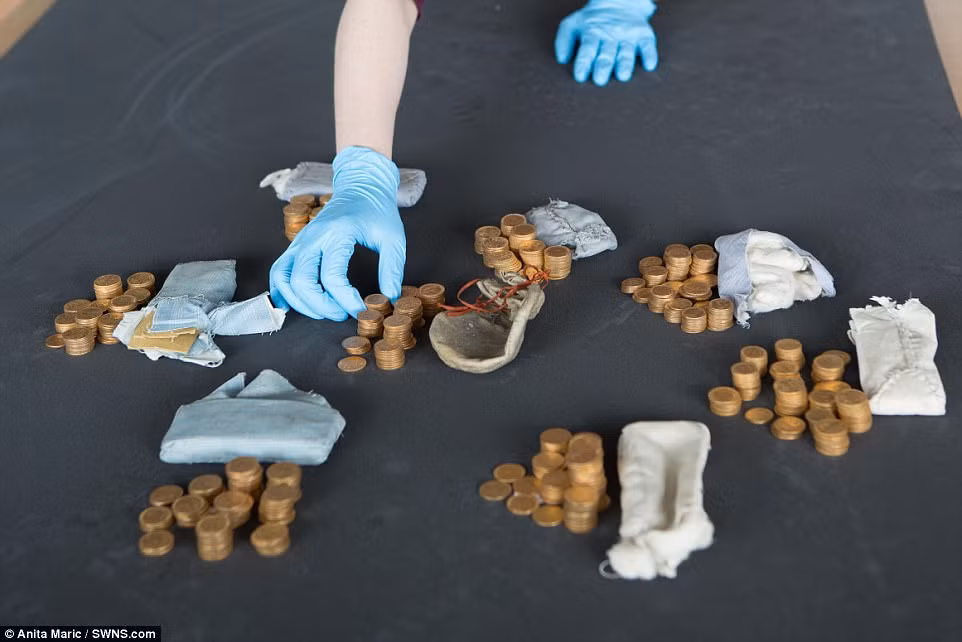 Cũng trong năm 2017, thợ sửa piano ở Anh có tên Martin Backhouse, 61 tuổi, bất ngờ tìm thấy một túi chứa 913 đồng tiền xu có niên đại từ năm 1847 khi đang lau chùi và chỉnh lại các phím trên một chiếc đàn piano.