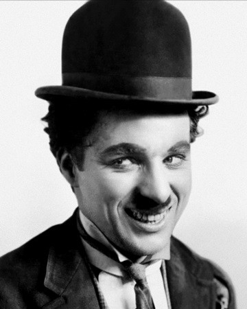 Trong số này có Vua hề Sác lô Charlie Chaplin. Ông là một trong những nghệ sỹ kịch câm và diễn viên hài xuất sắc nhất mọi thời đại.